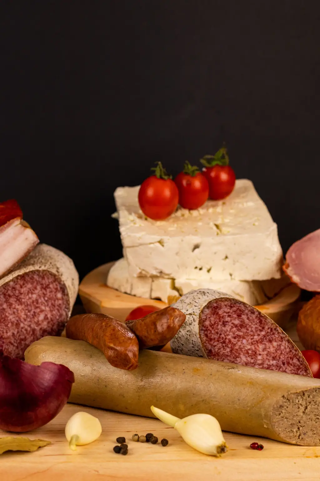 Tabla de embutidos curados y queso con tomates