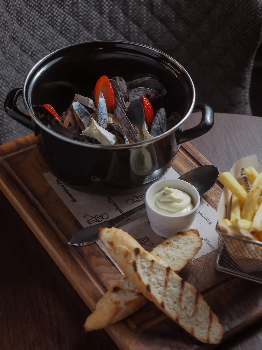 Cazuela de mejillones con pan tostado y patatas