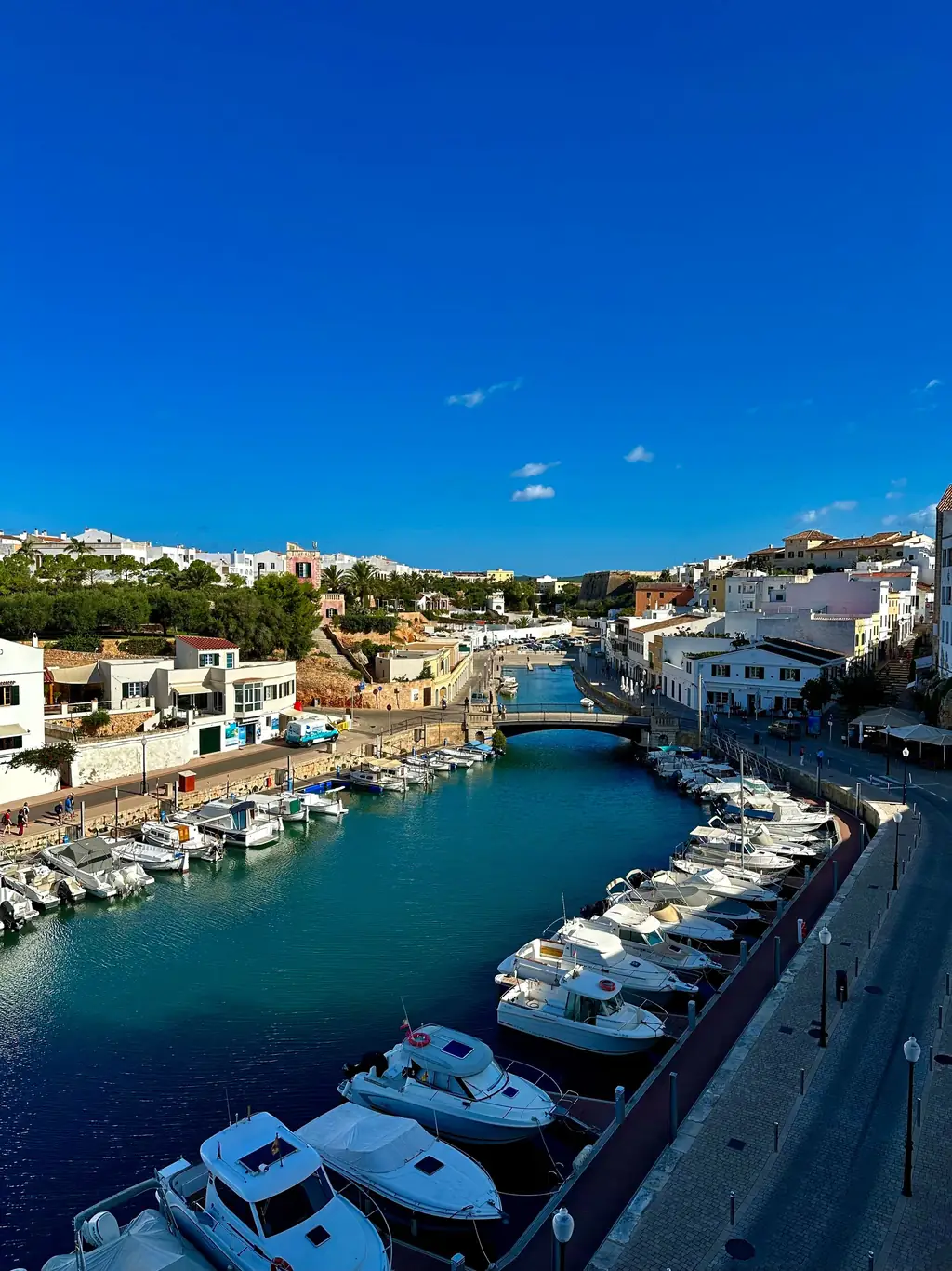 Casas blancas y barcos en el puerto de Ciutadella de Menorca a mediodía